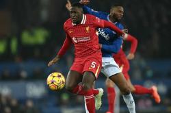 开云官网-利物浦后防稳固，挡出多次对手进攻