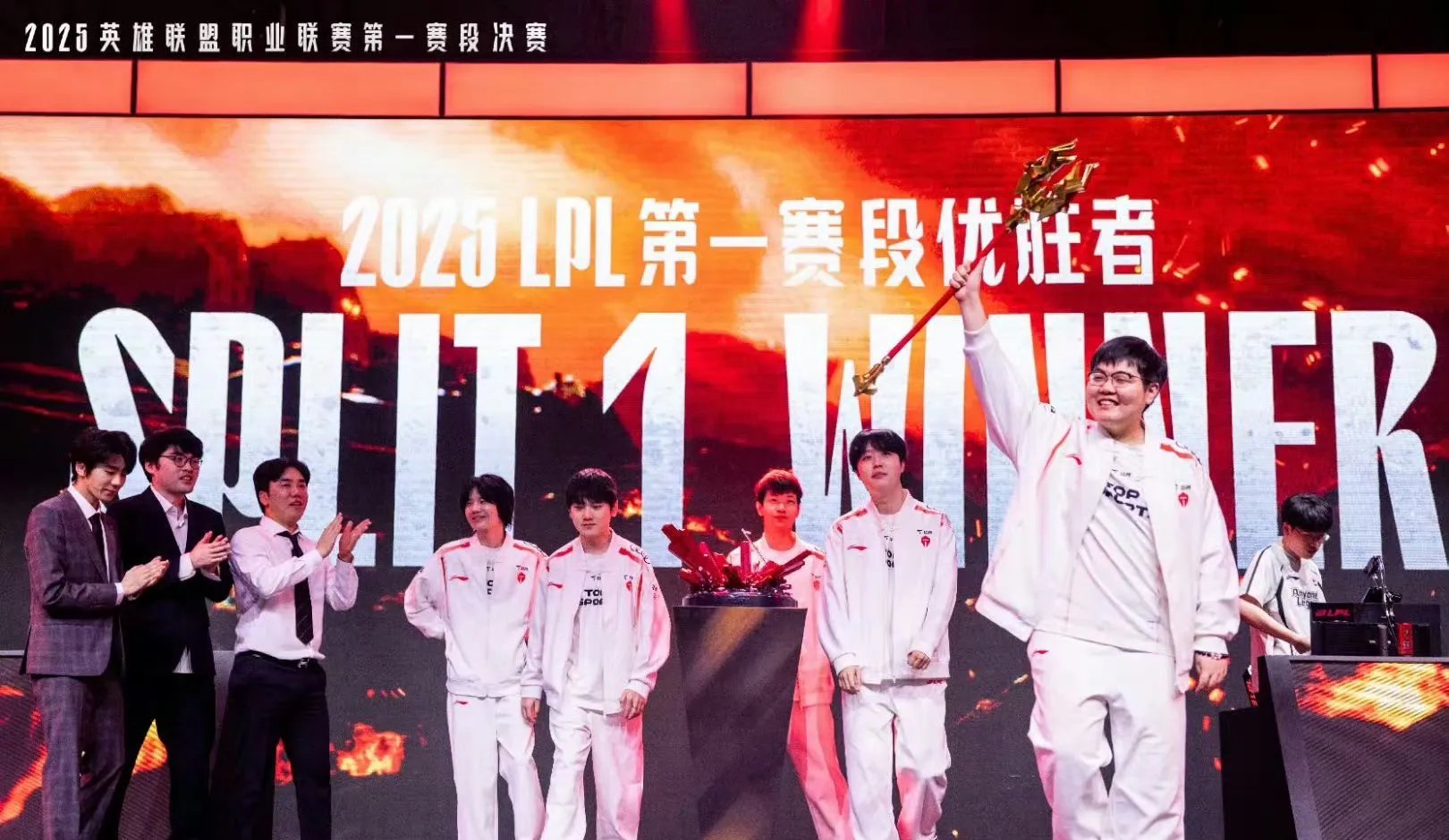 TES横扫MAD，Uzi成为全场焦点淘汰赛3:0（广州）