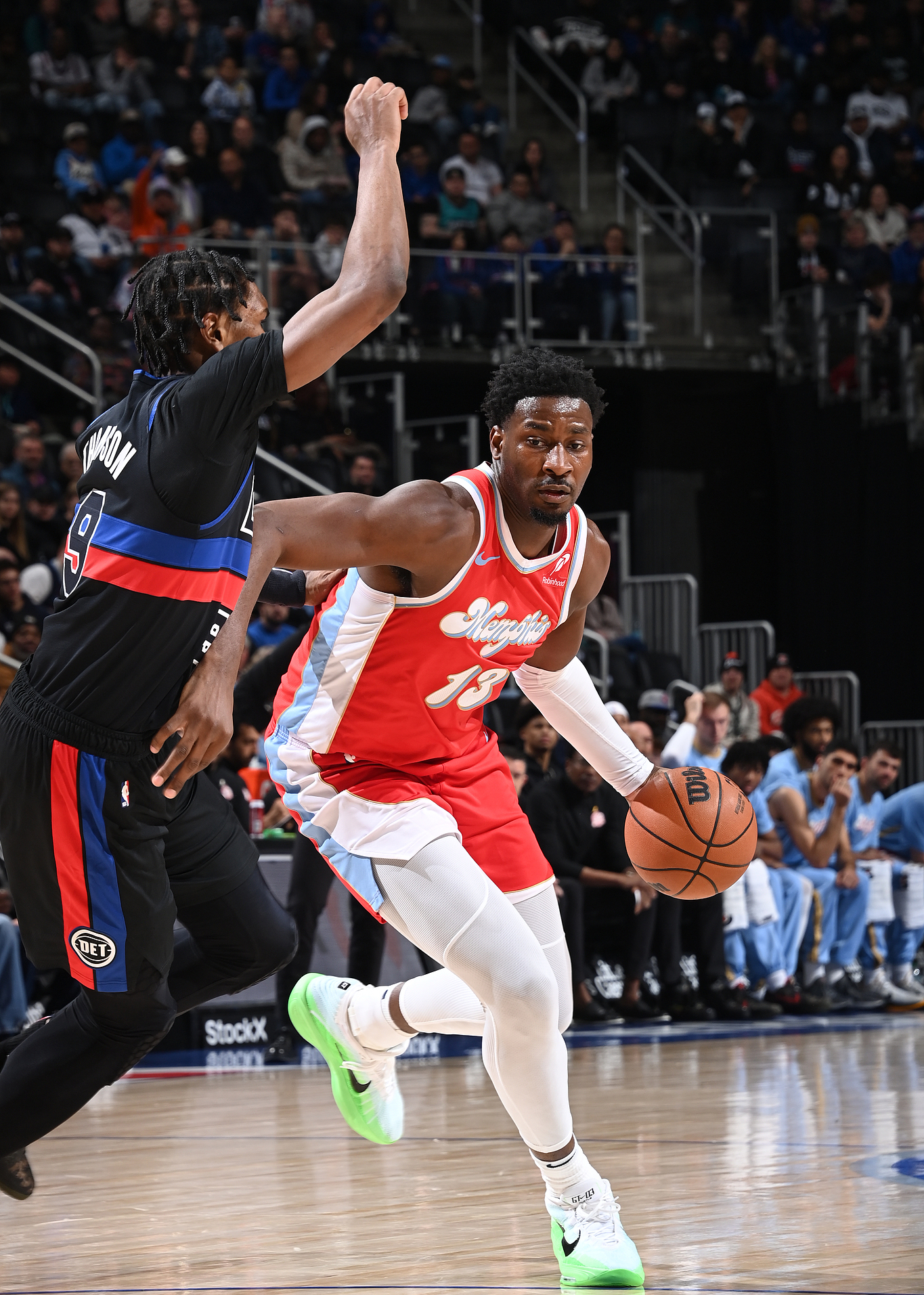 灰熊主场击败活塞,控卫成为关键 灰熊主场击败活塞,控卫成为关键