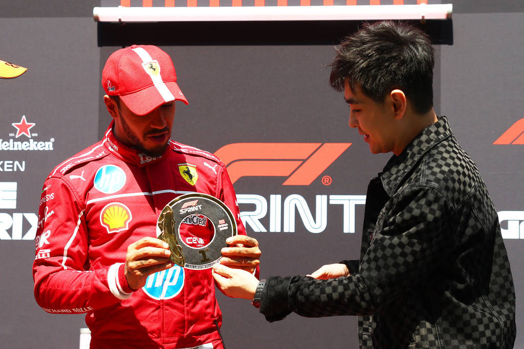 红牛车队绝杀哈斯车队，汉密尔顿统治全场的简单介绍