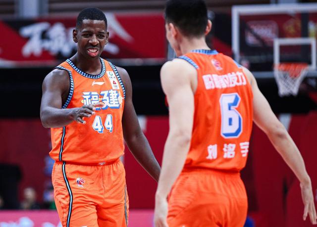 天津队横扫广州队，王哲林带队取胜的简单介绍